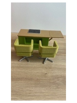 Cuisine verte  plan de travail + chaises lundby